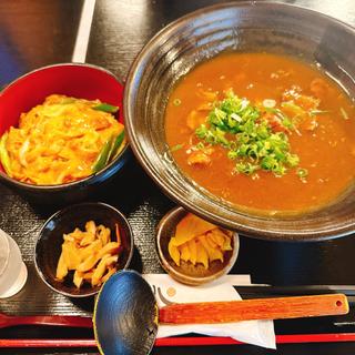 牛すじ煮込みカレーうどんと衣笠丼セット