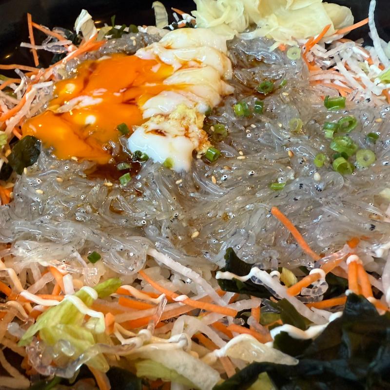 生しらす丼(しらす問屋とびっちょ 江の島弁財天仲見世通り店)