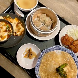 555円A定食(天津飯と米シューマイ)
