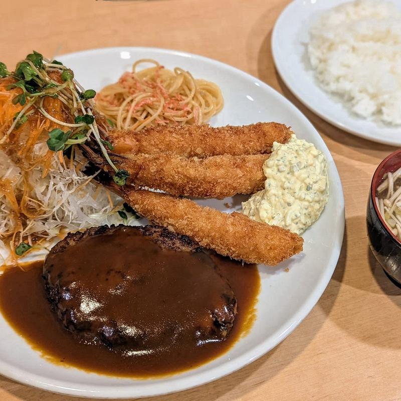和風ハンバーグとエビフライ定食(くま食堂)