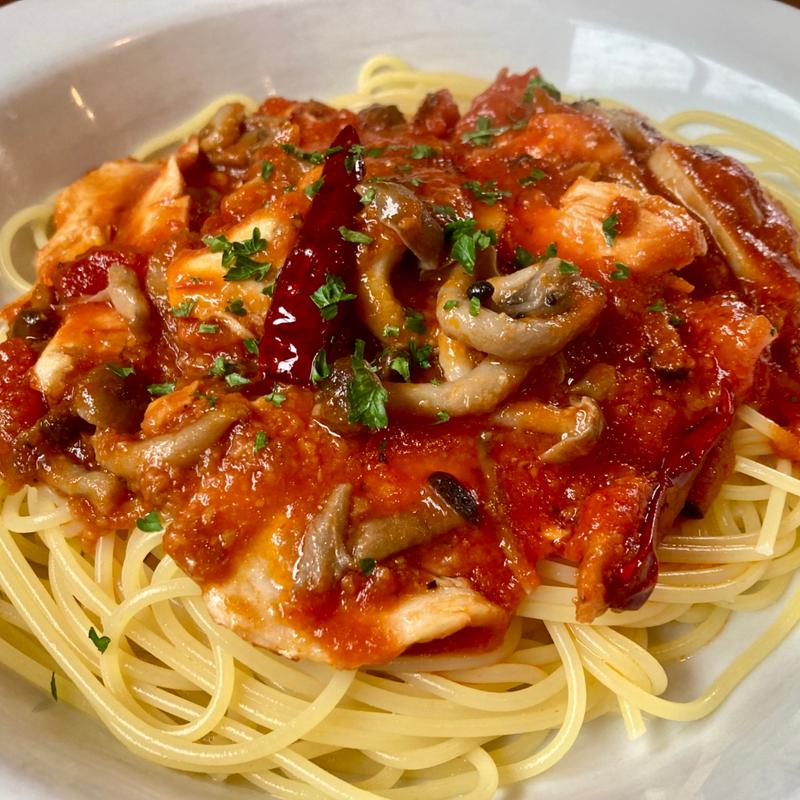 チキンときのこの唐辛子ソース(Kuusi （クーシ）)