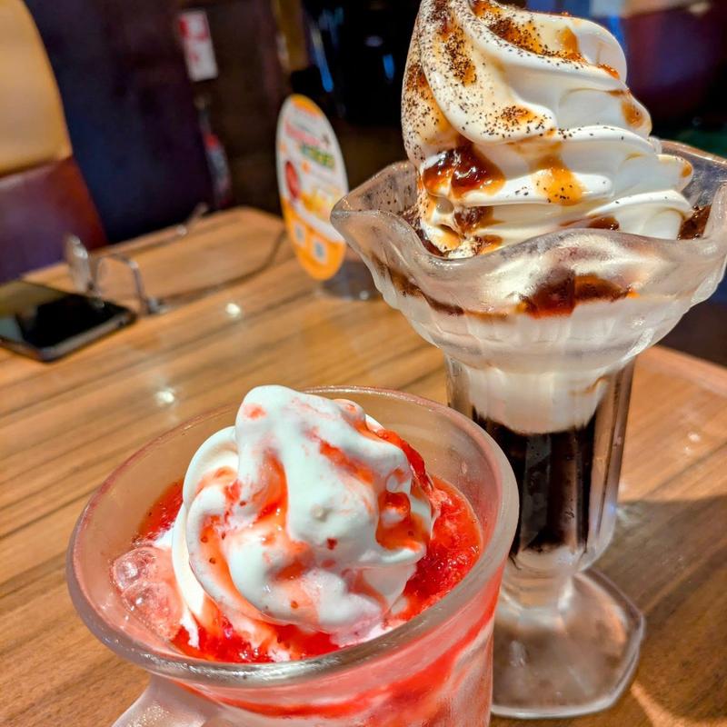 ドンキーイチゴ雪氷 珈琲ソフト(びっくりドンキー 越谷店)