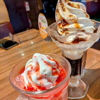 ドンキーイチゴ雪氷 珈琲ソフト(びっくりドンキー 越谷店)