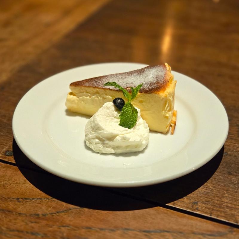バスクチーズケーキ(Cafe Bibliotic Hello! （カフェ ビブリオティック ハロー！）)