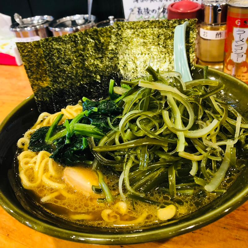 中盛り 茎わかめ ほうれん草増し(横浜家系ラーメン竜家)