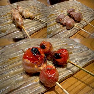 せせり、砂ずり、豚バラ巻き(トマト)(やきとりいかうし)