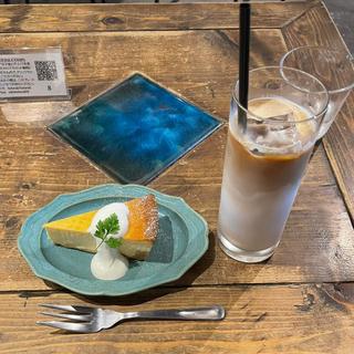 植村さんのチーズケーキ アイスカフェラテ