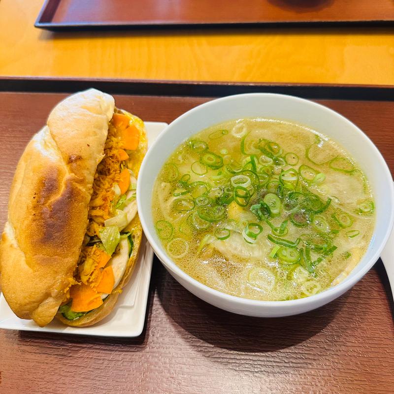 フルトッピングバインミーと小鶏肉フォーのセット(ベトナム料理NON SEN)