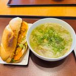 フルトッピングバインミーと小鶏肉フォーのセット