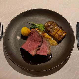 バーボン風味のグリルチキンとローストビーフ