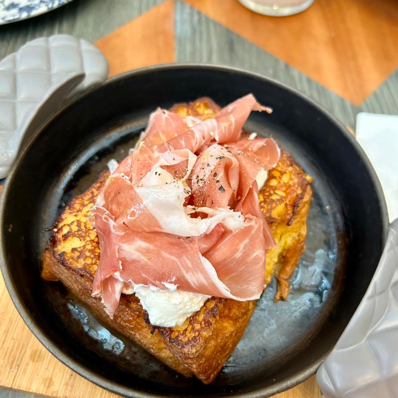 プロシュートとリコッタチーズのフレンチトースト(THE FRONT ROOM)