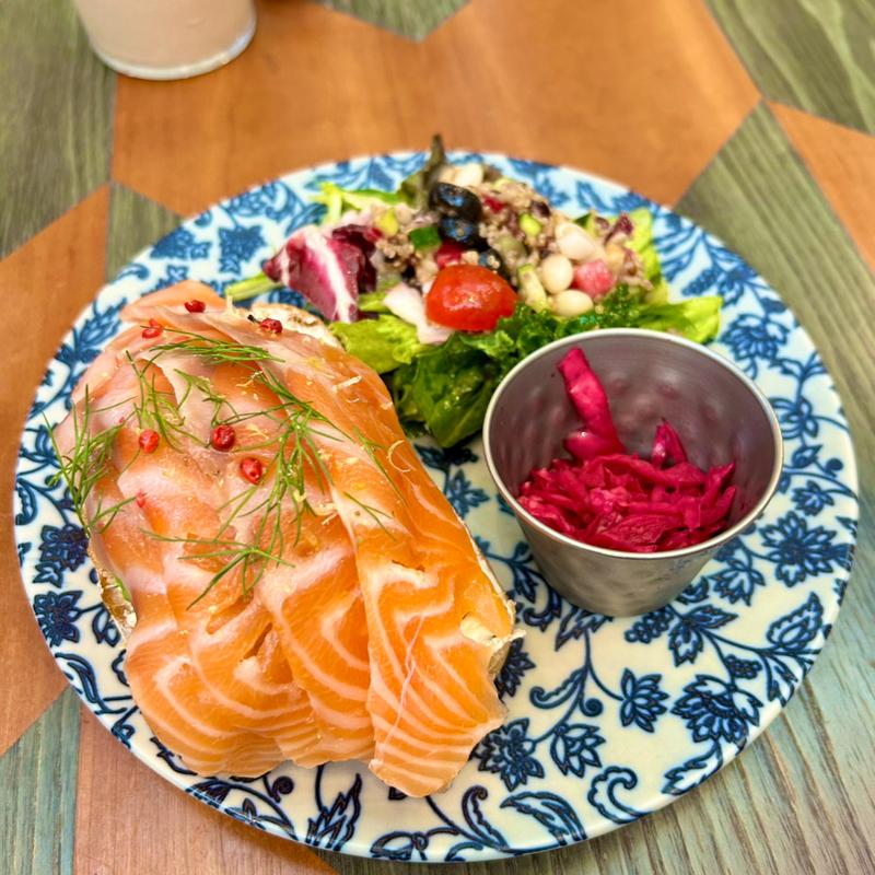 自家製スモークサーモンとアボカドのオープンサンド(THE FRONT ROOM)