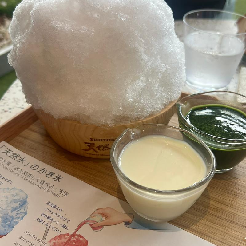 サントリー天然水のかき氷 抹茶みるく（抹茶シロップ＋練乳）(SUNTORY PARK CAFE)