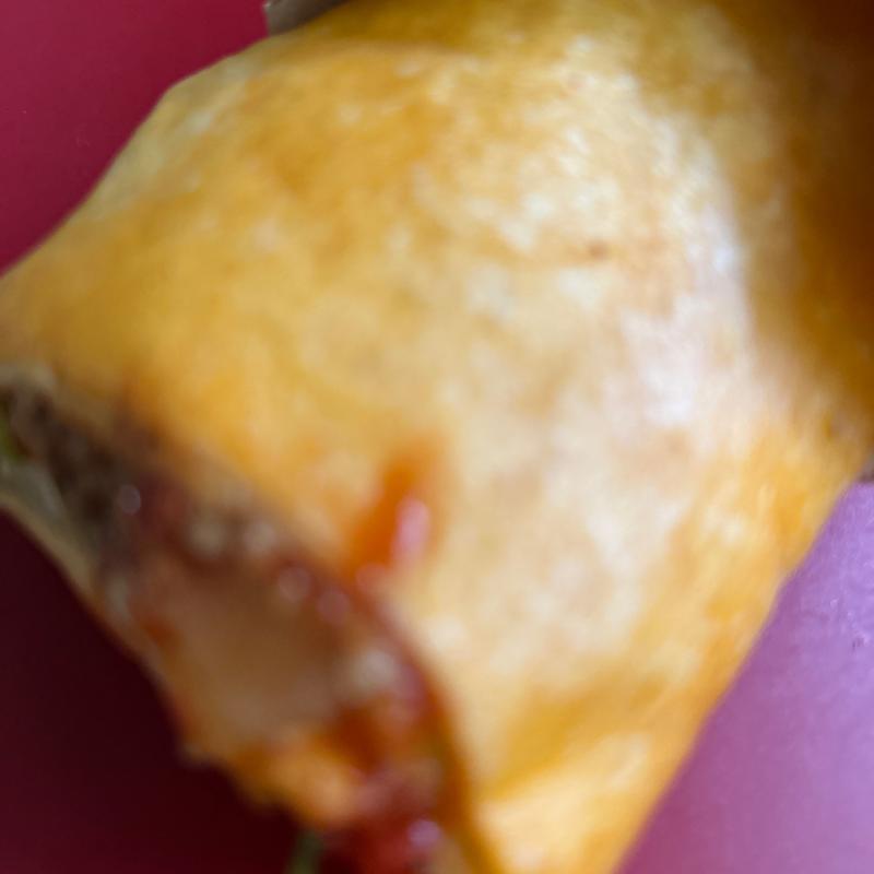 タコスミートとサルサソース、チェダーチーズを野菜とともにトルティーヤで巻きました。(セブンイレブン 札幌北6条西1丁目)