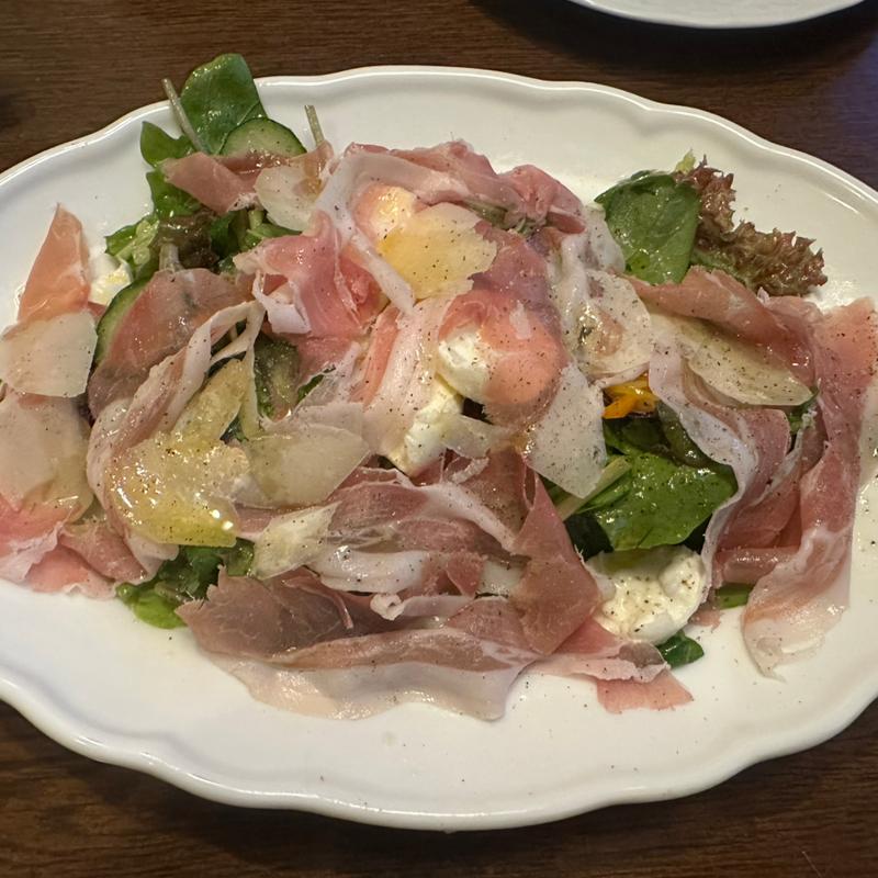 生ハムと水牛モッツァレラのサラダ(トラットリア ダ ゴイーノ （TRATTORIA Da GOINO）)