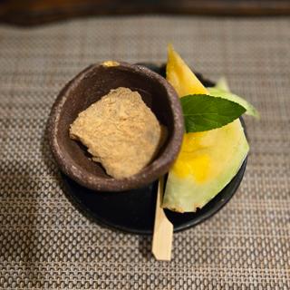 季節の果物とクルミ餅