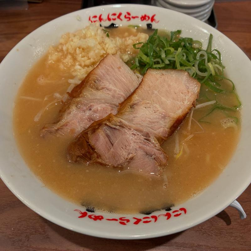 とんこつしょうゆラーメン(にんにくらーめん 麺叶)