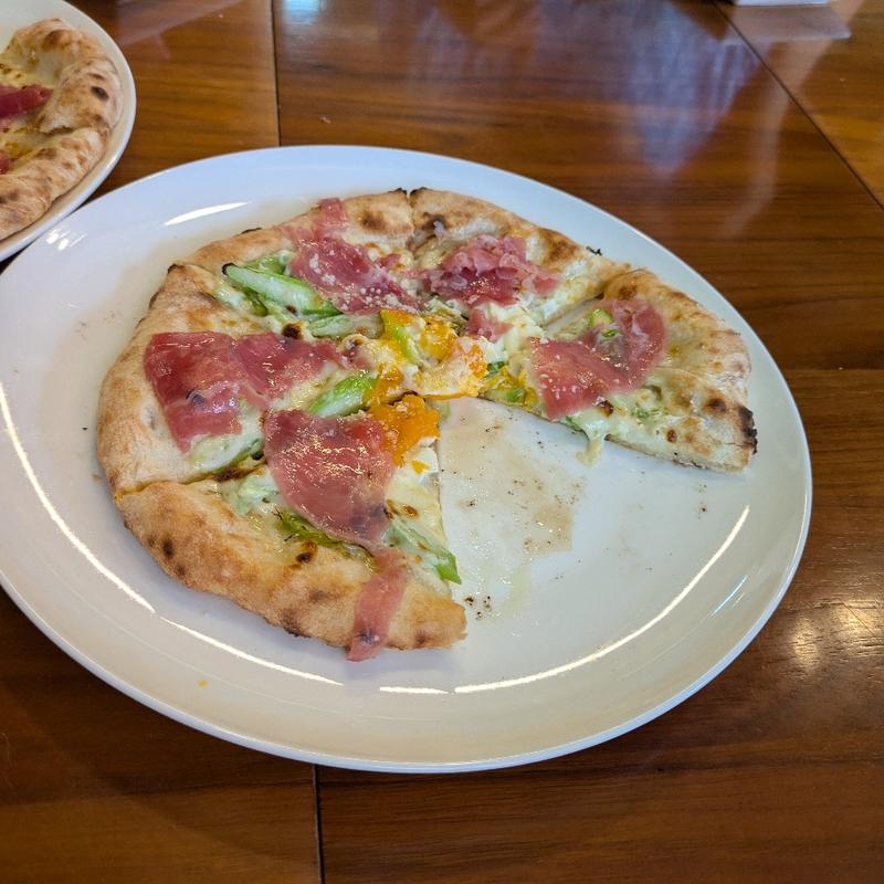 さぬきのめざめと生ハムのビスマルク: トリュフ醤油ソース(Omachi pizza)