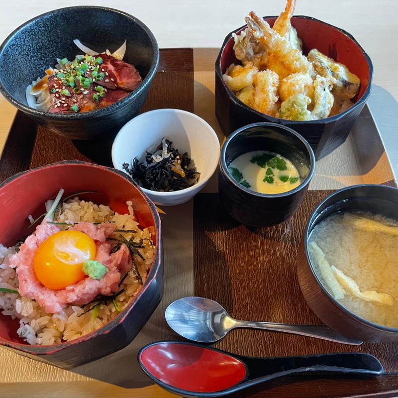 よくばり三色丼(三枚目 助五郎 本宮店 )