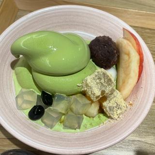 フルーツあんみつ宇治抹茶ソフトクリーム添え
