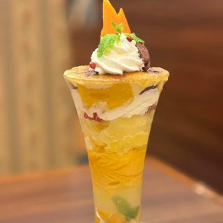 アップルマンゴーのブリュレパフェ