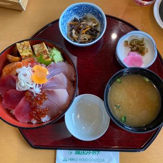 マグロとハマチの2色丼(ノーブルウッド　ゴルフ　クラブ )