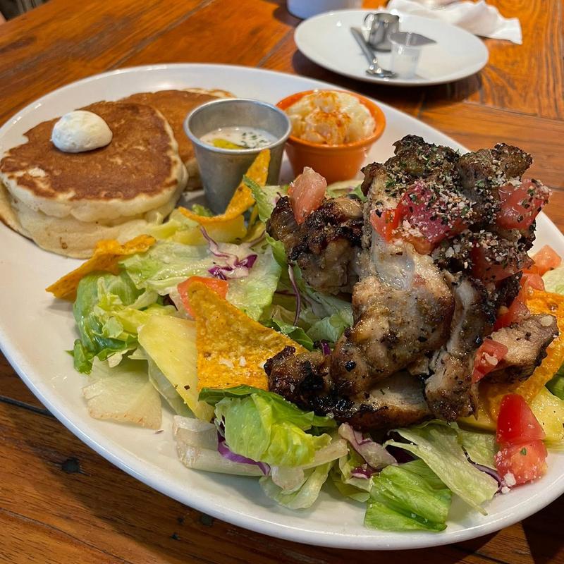 グリルドチキンシーザーサラダパンケーキ(コナズ珈琲ふじみ野)