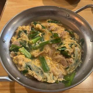 肉ニラ玉子とじ(やきとり酒蔵 庄助本店)