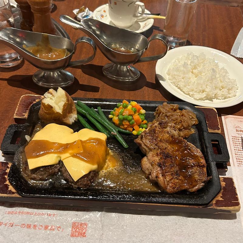 オリジナルハンバーグとみつせ鶏グリルコンボRセット、トッピングチーズ(ハングリータイガー 保土ヶ谷本店 （Hungry Tiger）)