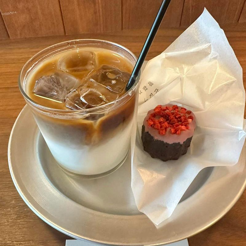 カヌレ アイスカフェラテ(珈琲とカヌレ 京都店)