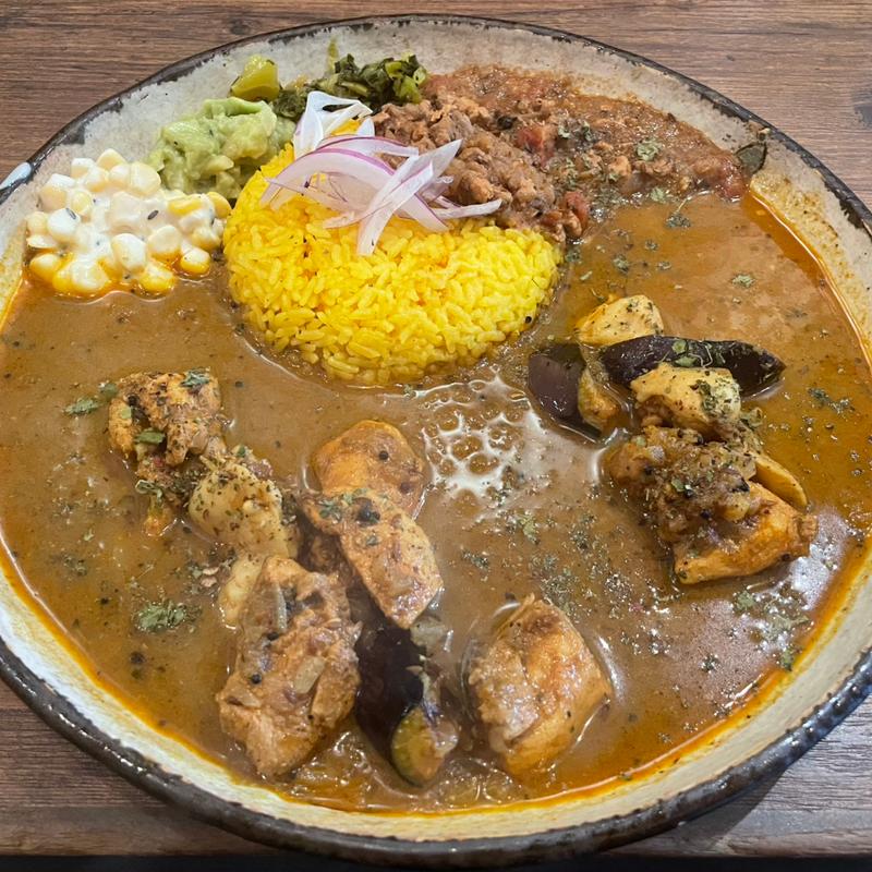 チキンカレーとハーフキーマの合いがけカレー(Curry & Cafe WARUNG(ワルン))