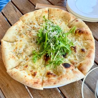 地元産ちりめんじゃこと水菜のピッツァ