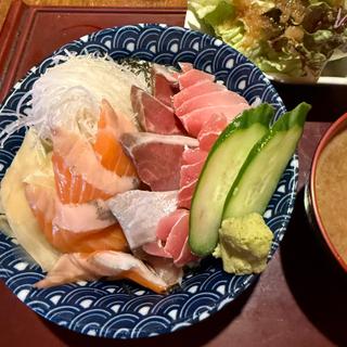 マグロと白身魚、サーモンの三色丼