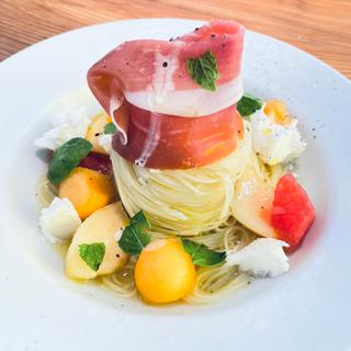 旬の白桃とスペイン産ハモンセラーノ、北海道モッツァレラの冷製パスタ