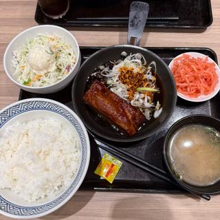 厚切り豚角煮定食　ポテトサラダ(吉野家 尾久橋通り舎人店)