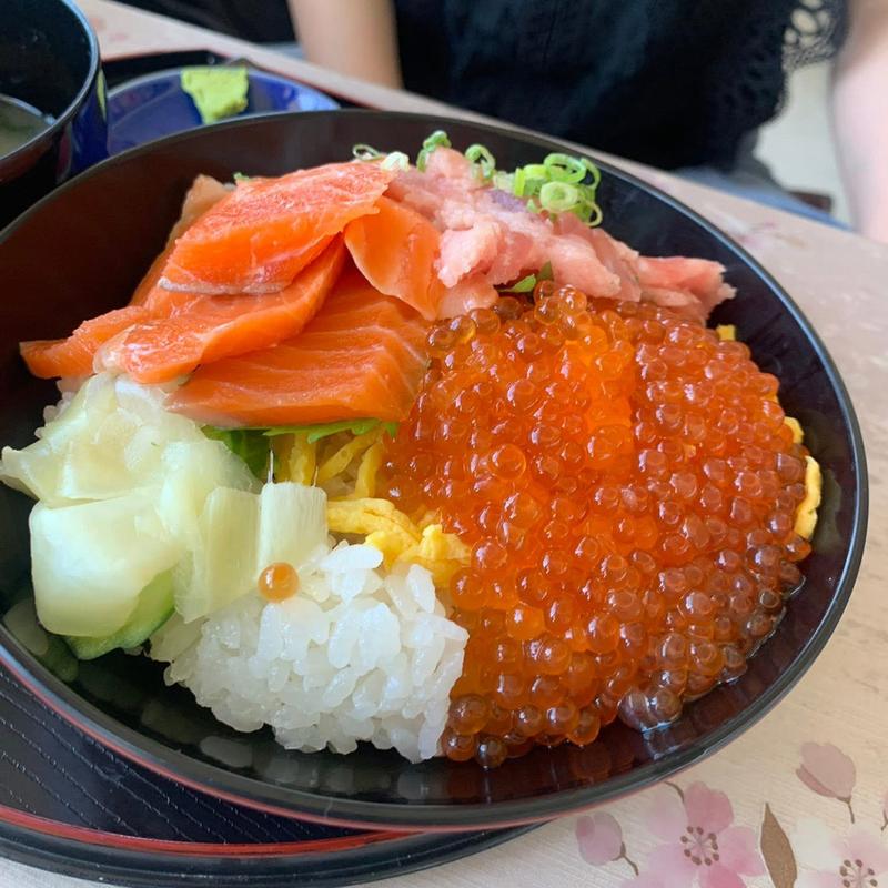 いくら サーモン ネギトロの3色丼(もりや商店)
