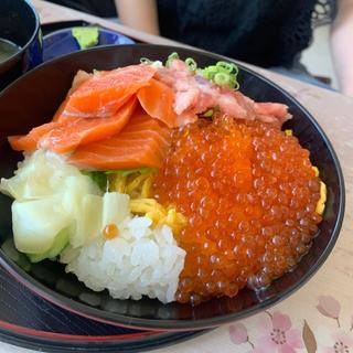 いくら サーモン ネギトロの3色丼