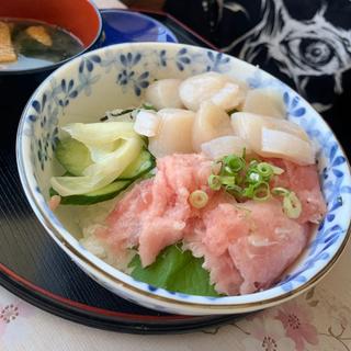 帆立とネギトロの2色丼