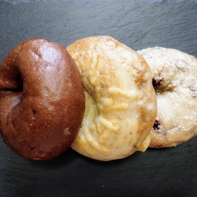 オレンジチョコラクリチベーグル、豚キムチーズ、クランベリーくるみベーグル(土曜と日曜とソフトクリームとベーグル)