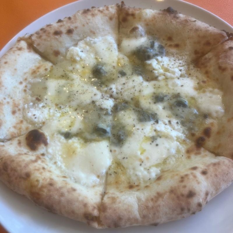 とろーり濃厚な4種類のチーズのピッツァ(高尾山Fumotoya)