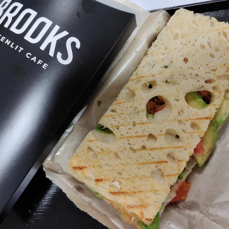 ツナxアボカドの満足サンドイッチ(BROOKS GREENLIT CAFE)