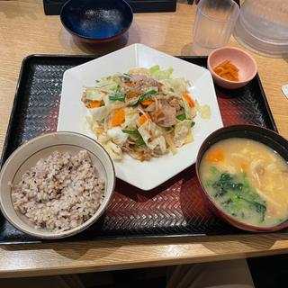 肉野菜塩こうじ炒め定食、たっぷり野菜の麦みそ汁