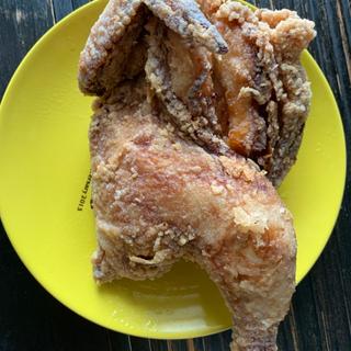 丸鶏の半身唐揚げ(デカ盛り唐揚げ専門店キッチン BUS STOP)