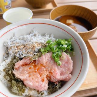 しらすとまぐろたたき丼(漁師食堂 三河丸（NEOPASA岡崎フードコート内）)
