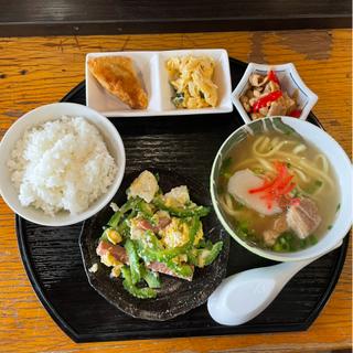 ゴーヤチャンプルーとハーフそば定食(びんがた)