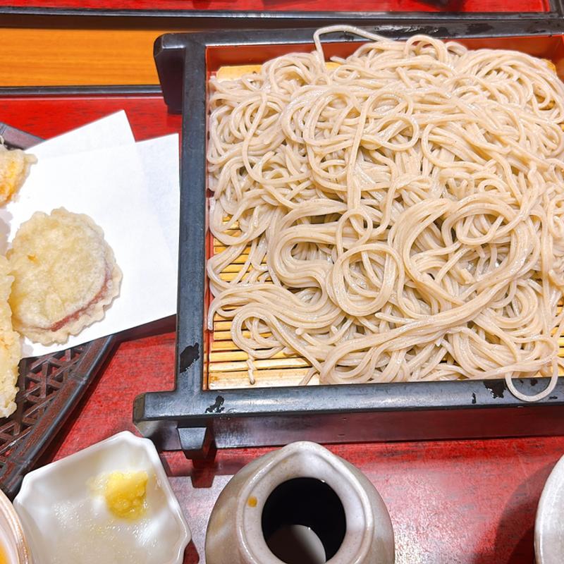 天ぷら盛り合わせと特盛りそば(家族亭 イオン神戸北店)