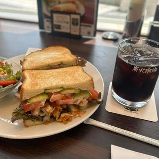 シャキッと野菜とグリルチキンのスパイシーサンド