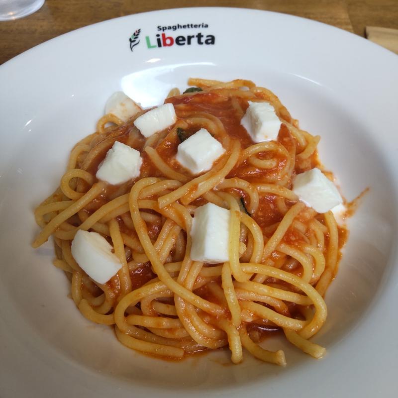 モッツァレラとバジルのマルゲリータ風トマトソース(スパゲッテリア リベルタ)