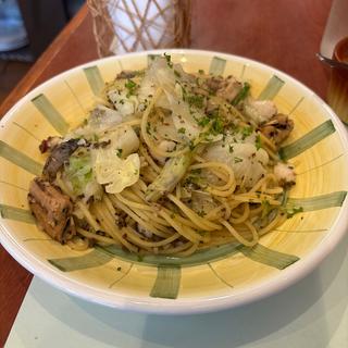 イタヤ貝小柱と鮮魚のオリーブアンチョビスパゲティ(タベルナ・パパ )