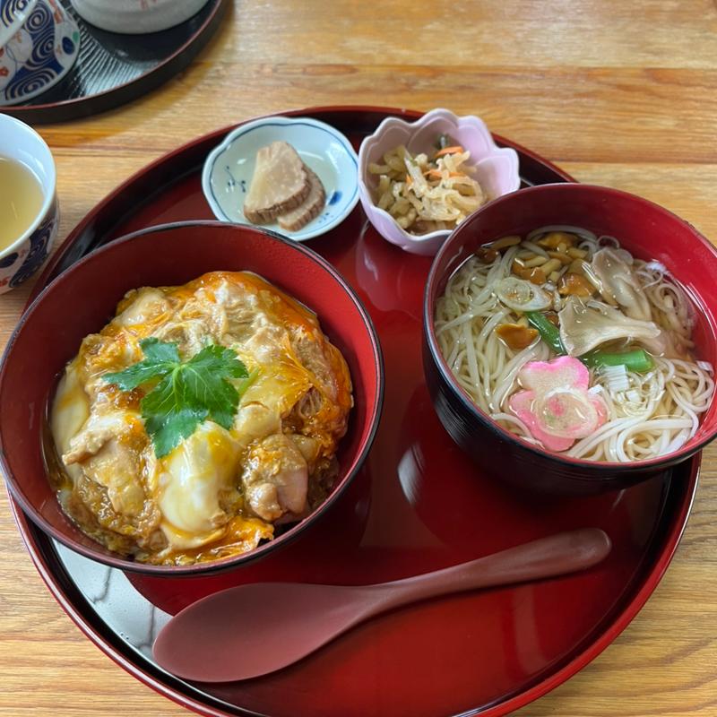 比内地鶏親子丼と稲庭うどんセット(温)(食処かくのだて『さくら小路』)